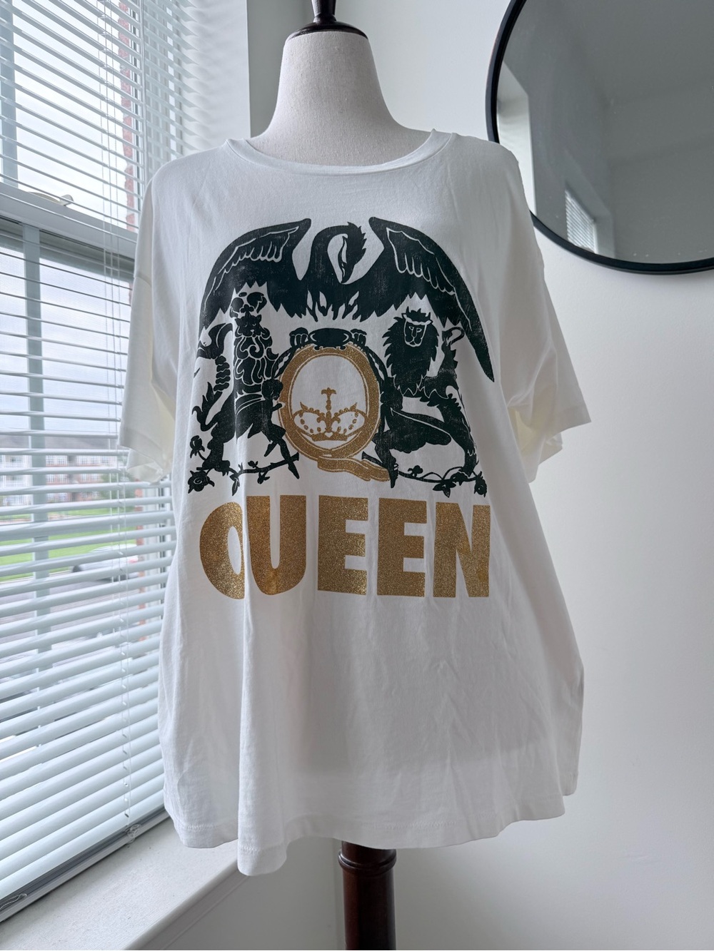 Daydreamer White T-Shirt with Gold QUEEN Print and Black Crest NWOT